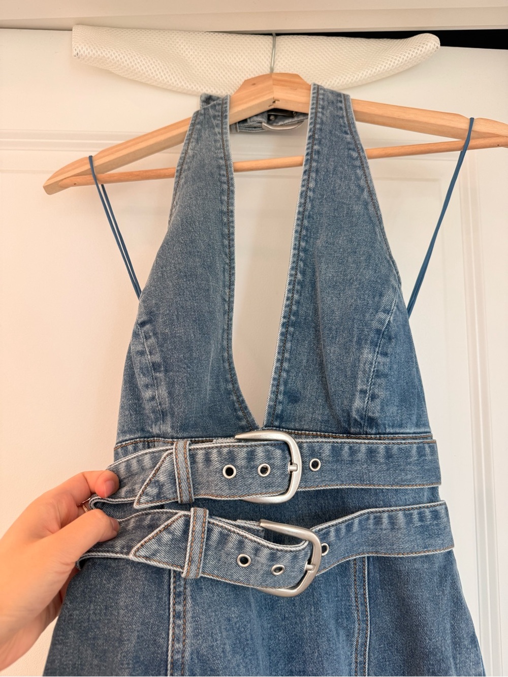 New Alice + Olivia SOLANA BUCKLE DENIM HALTER MINI DRESS - Picture 8 of 14